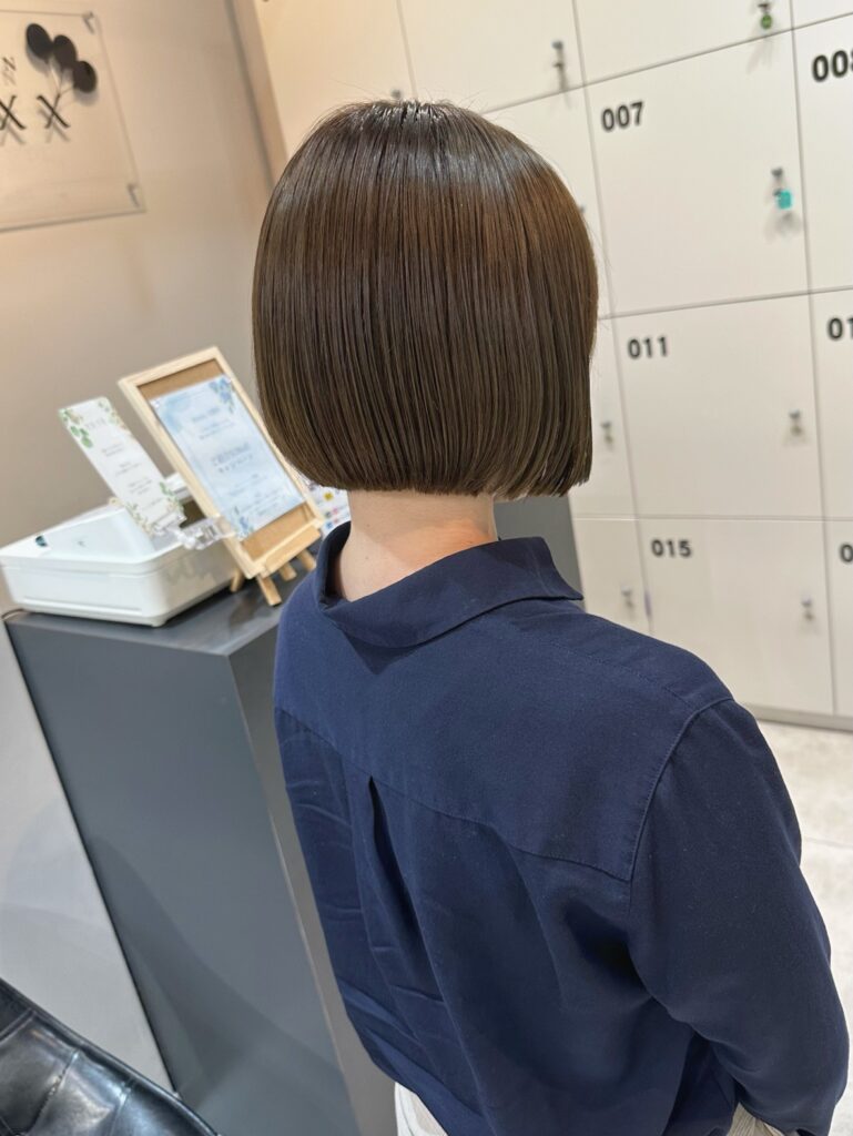 スッキリめのボブに赤みを消したオリーブベージュ
