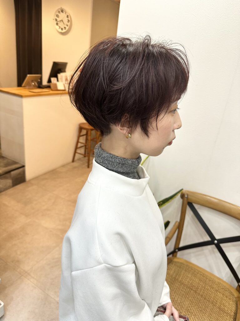 ボルドーカラーにふわっとマッシュショート