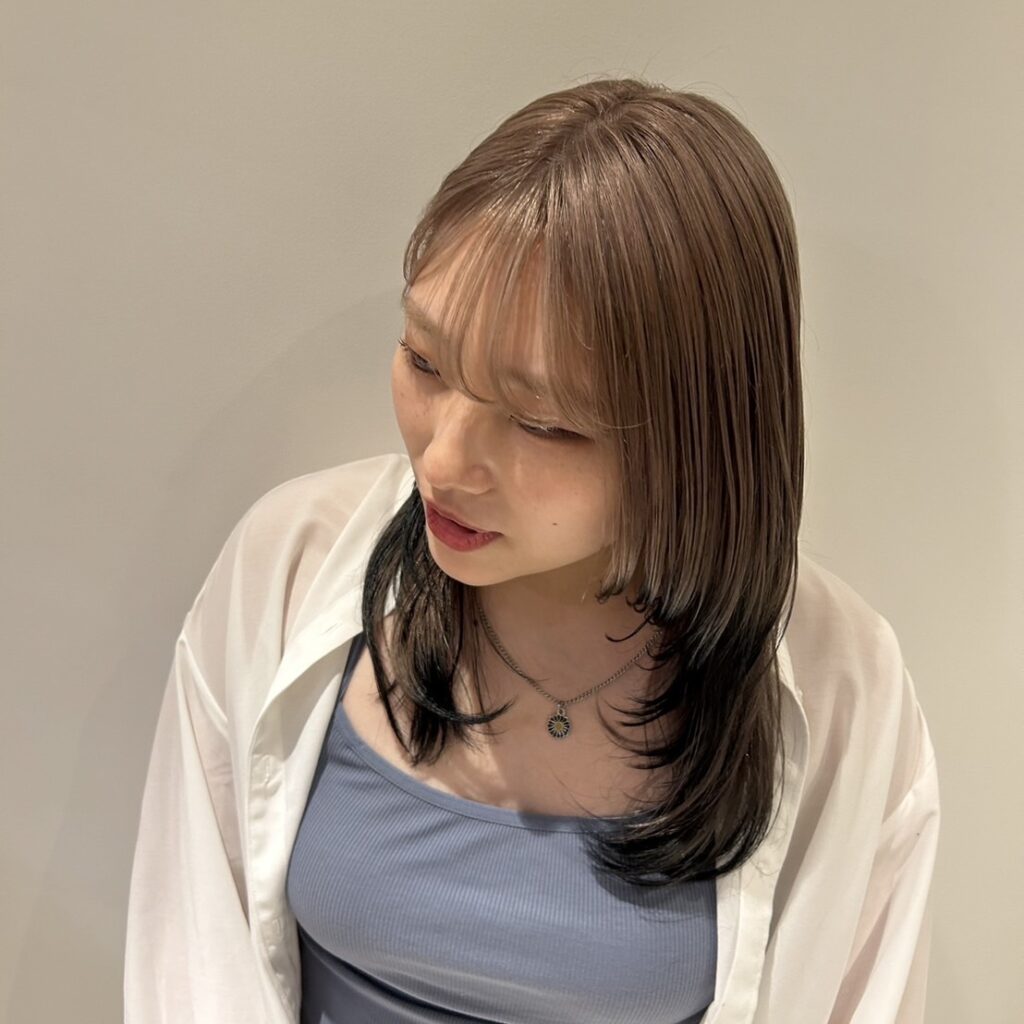 顔周りにレイヤーを入れたスタイル