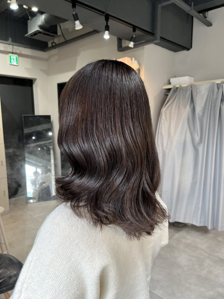 くすみブラウンで艶感アップ！