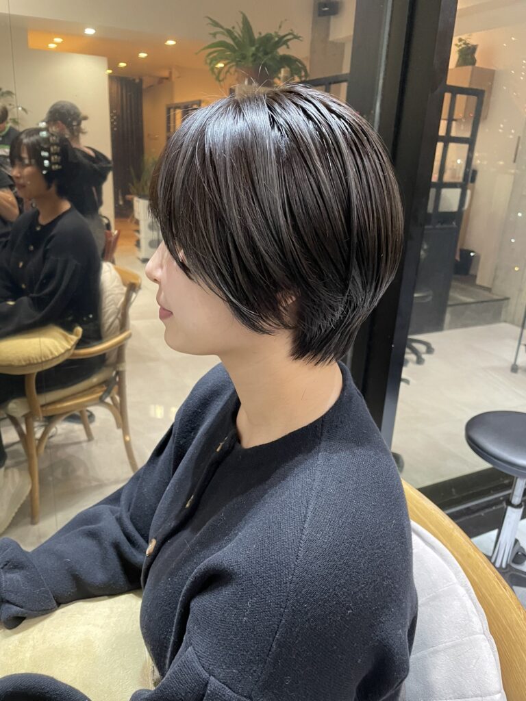 ダークグレージュカラーとショートスタイル