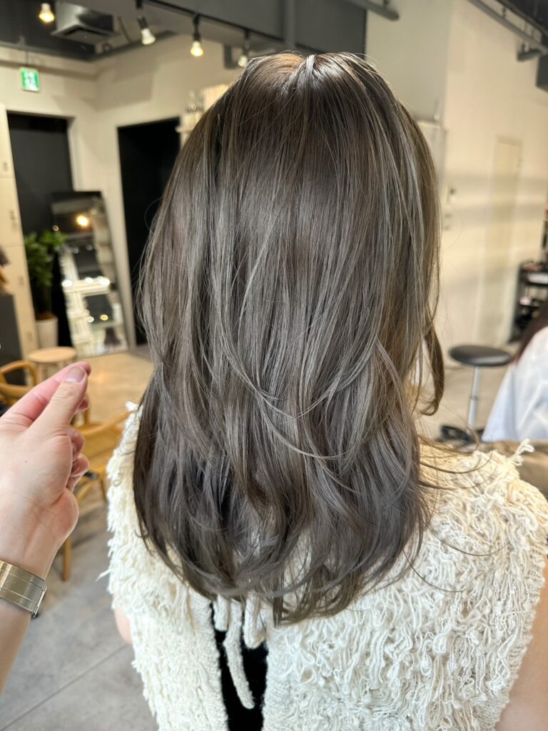 グレージュ × レイヤーカット