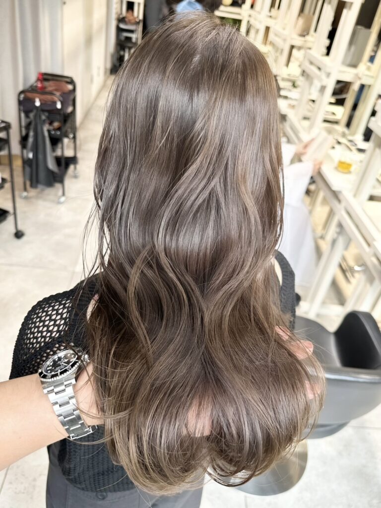 赤みを抑えた柔らかグレージュ