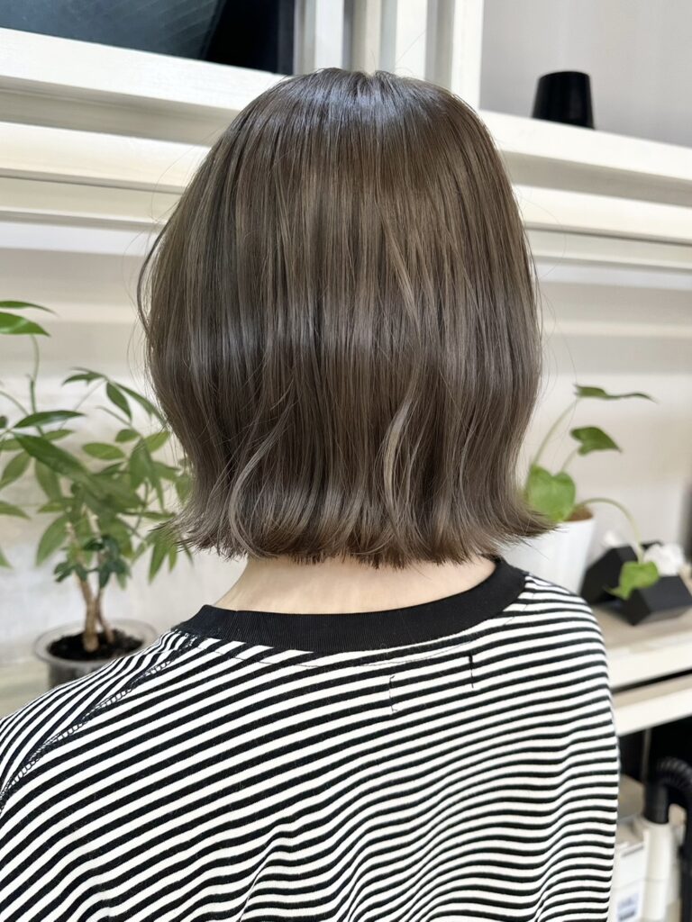 上品なグレージュ