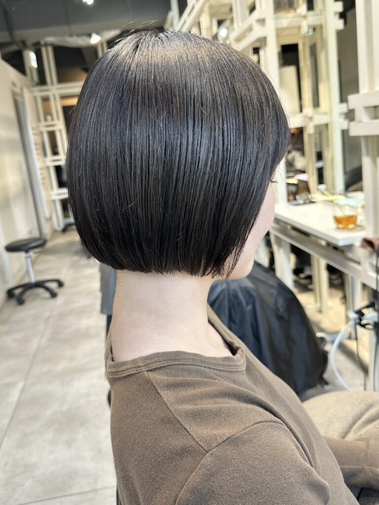 首のラインがきれいに見えるミニボブ