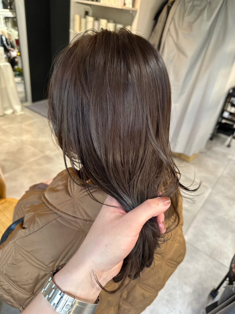 オフィスでも浮かないカラー