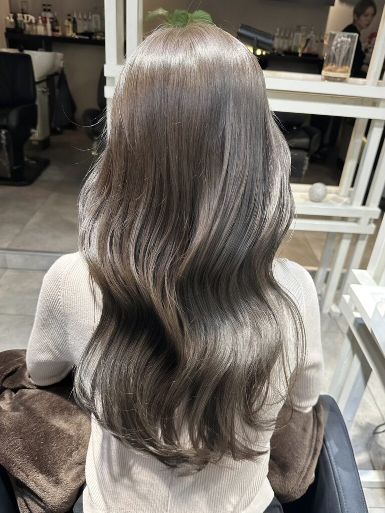 柔らかく透けるグレージュ