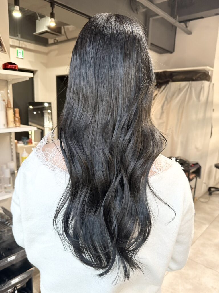 透明感たっぷりのグレージュカラー