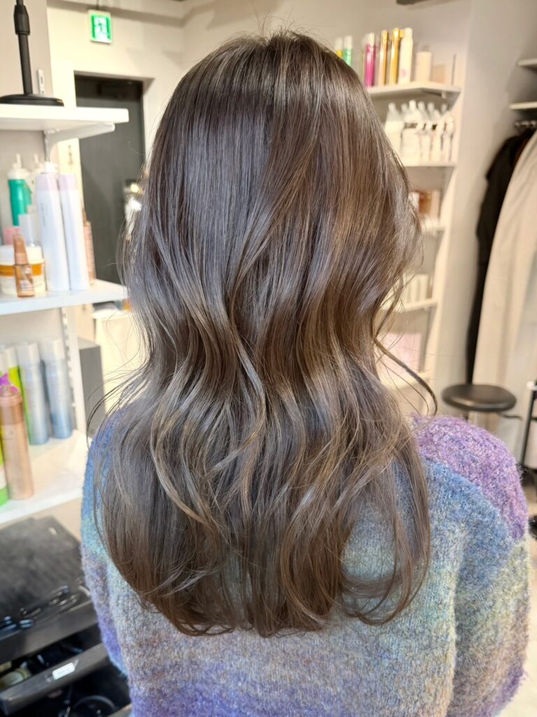 柔らかいグレージュ