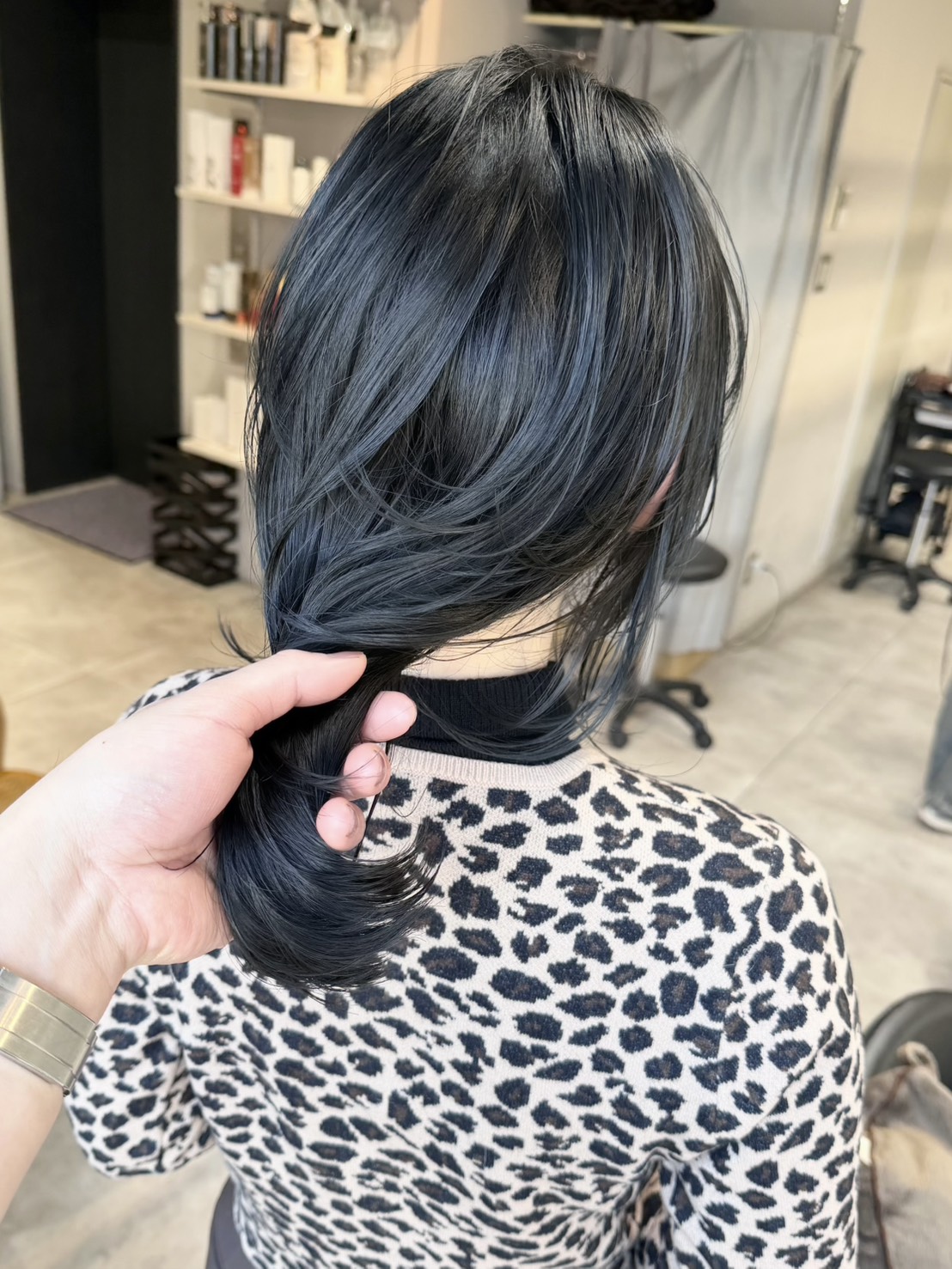 深い青みグレー