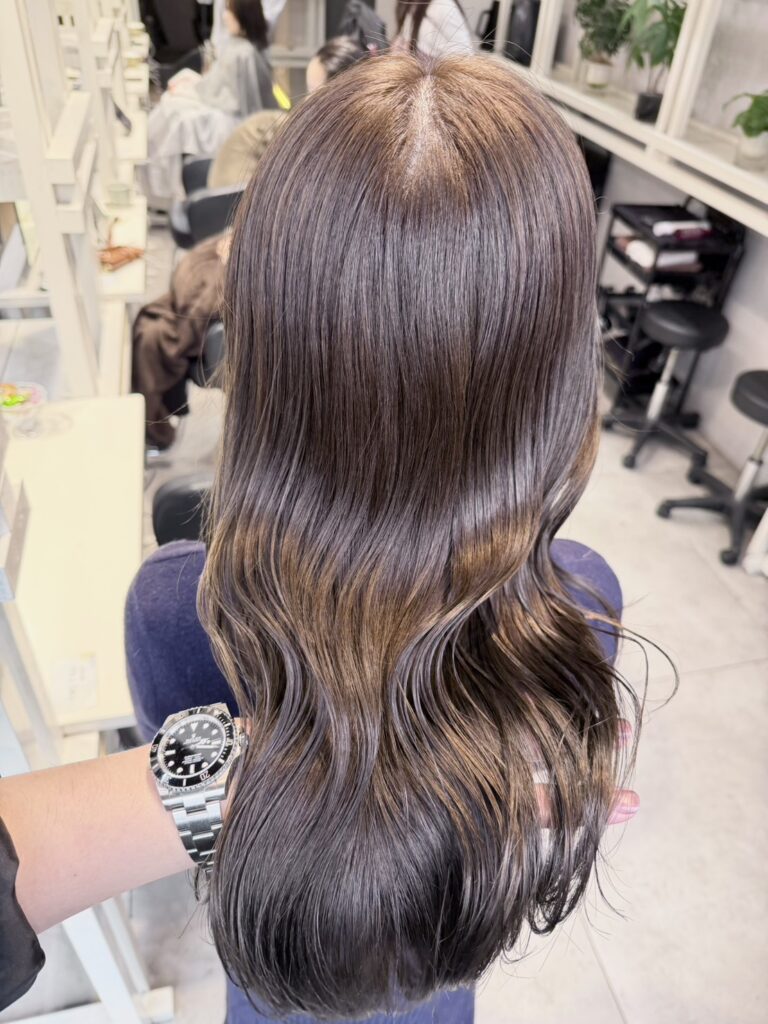 やわらかいグレージュカラー