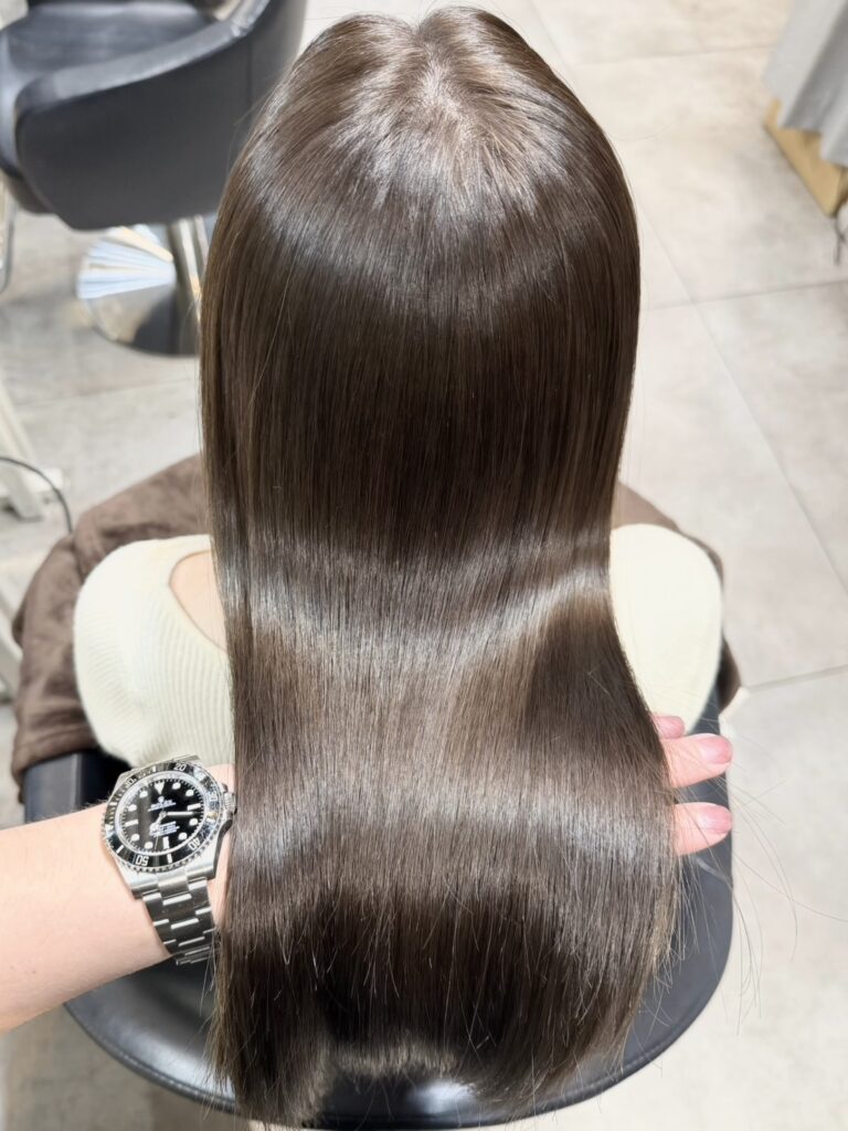 柔らかいグレージュカラー