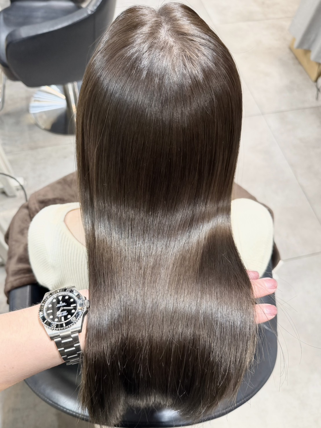 柔らかいグレージュカラー