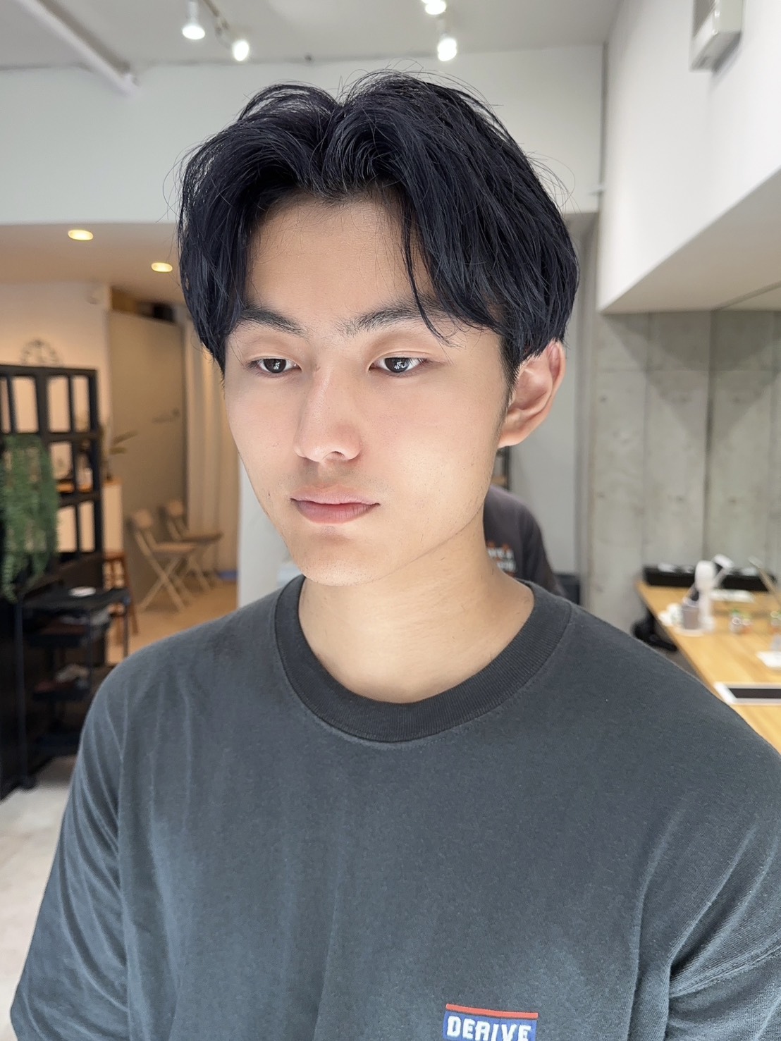 爽やかで清潔感のあるメンズセンターパート