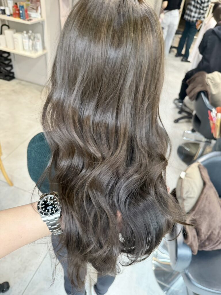 透明感たっぷりのオリーブグレージュ◎