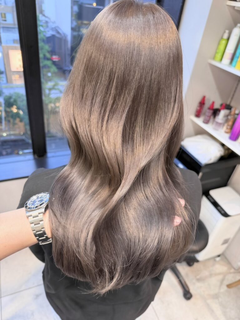 赤みをしっかり抑えた、柔らかい透明感グレージュ。
