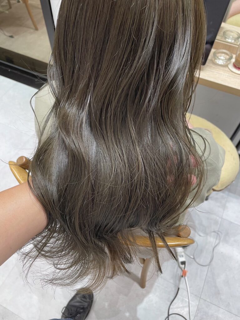 オリーブグレージュカラー