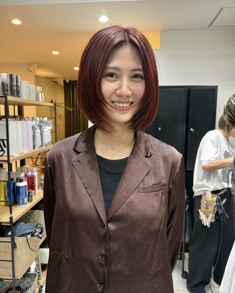 秋のレッドカラーとボブ