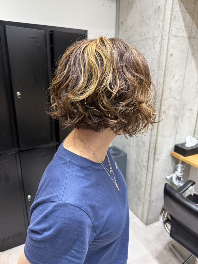 緩く動くウェーブとデザインカラー