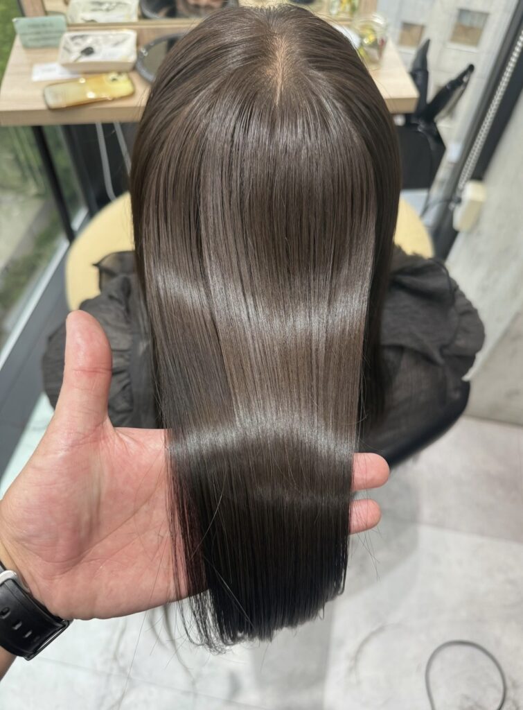暗めのトーンでも可愛い大人グレージュカラー