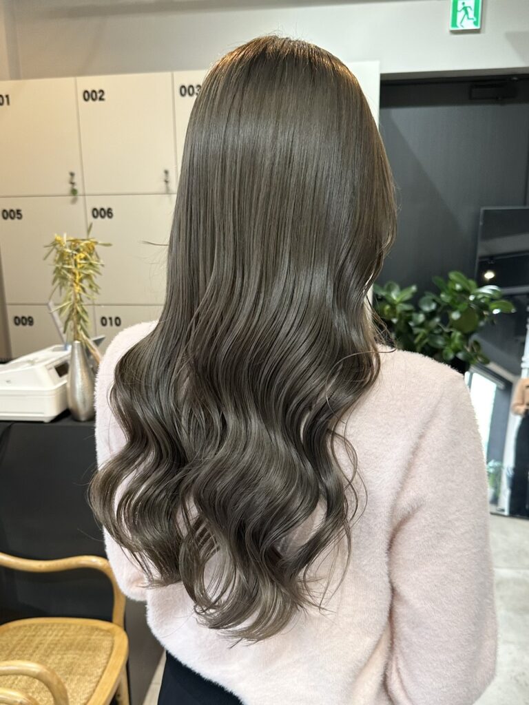 オリーブベージュカラー