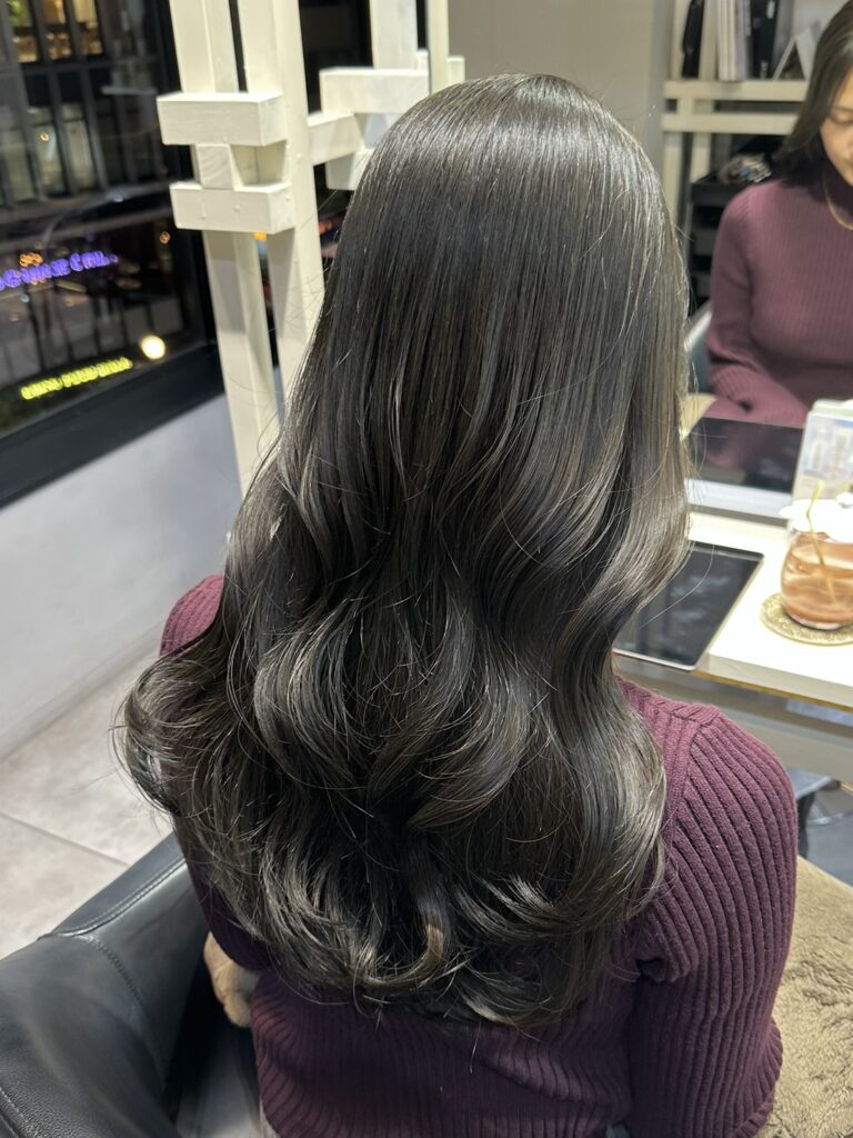 透明感のあるオリーブグレージュカラー