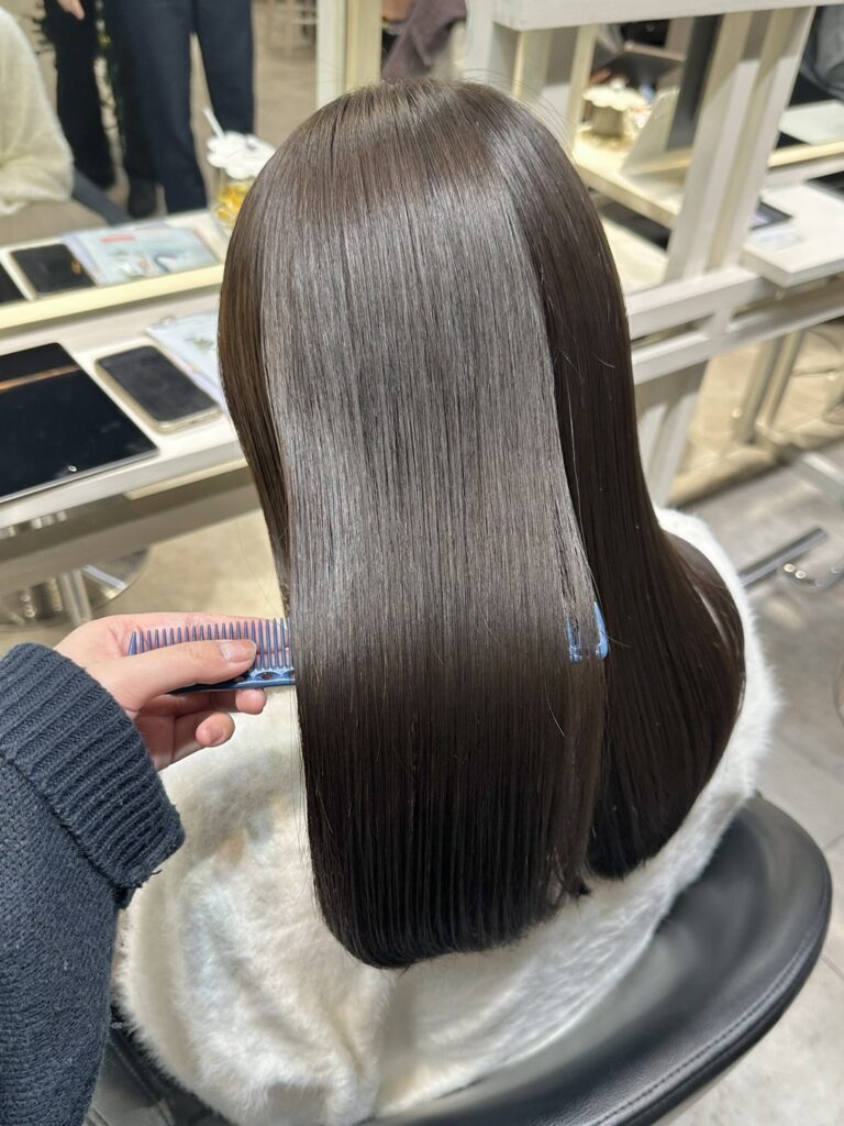 ツヤ感のあるオリーブベージュカラー