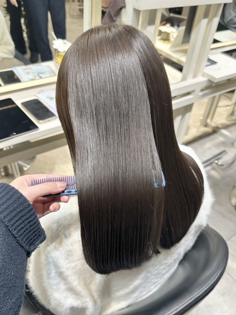 明るすぎず暗すぎない艶カラー