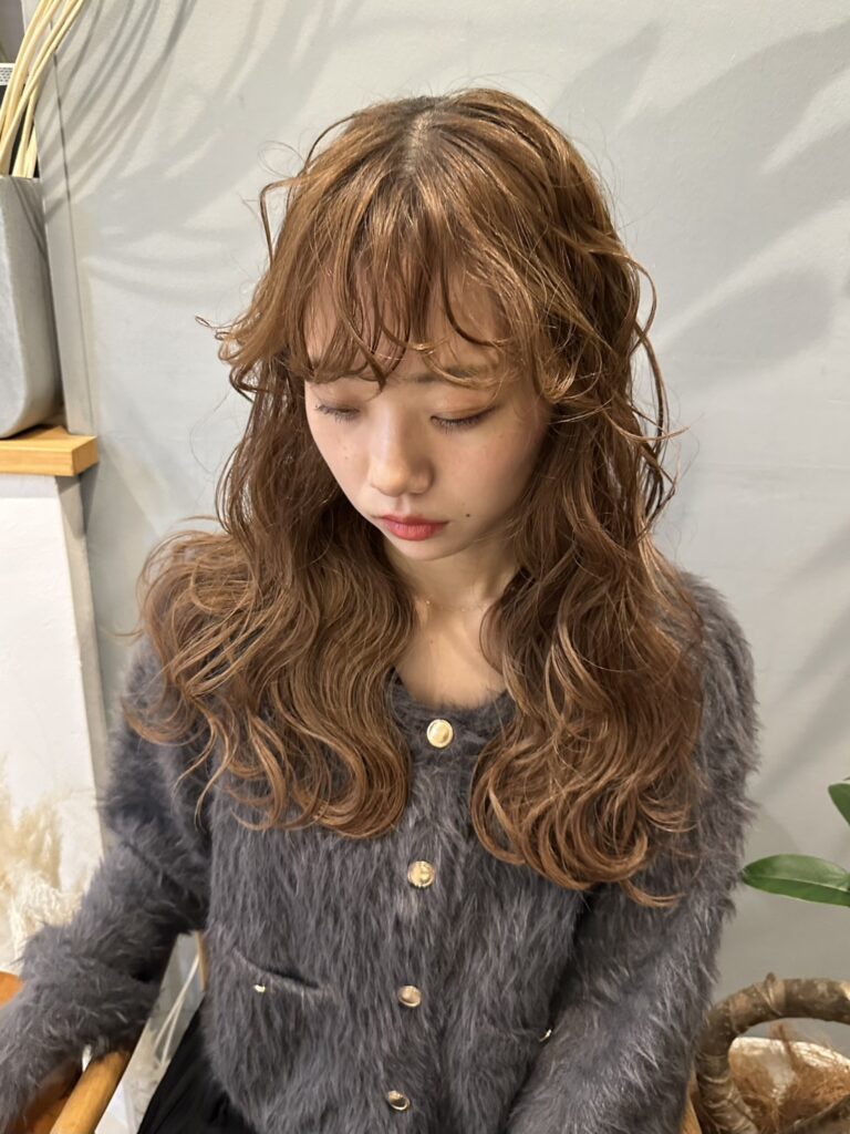 コテ巻きで作るニュアンス巻き