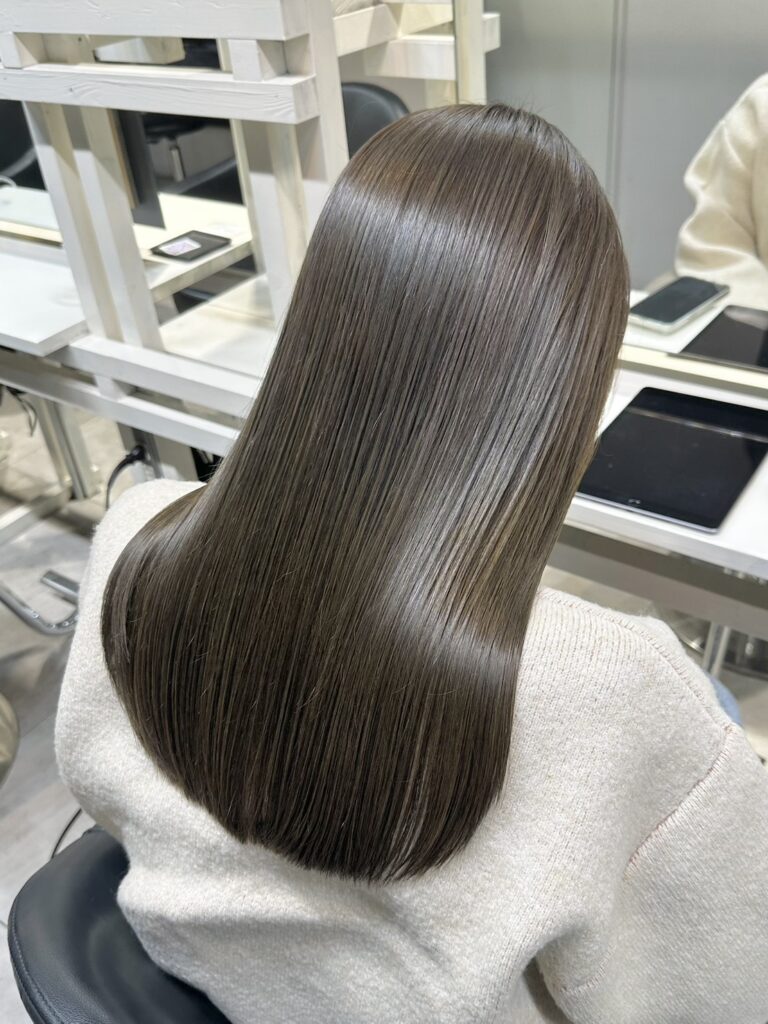 艶感たっぷりのオリーブグレージュカラー