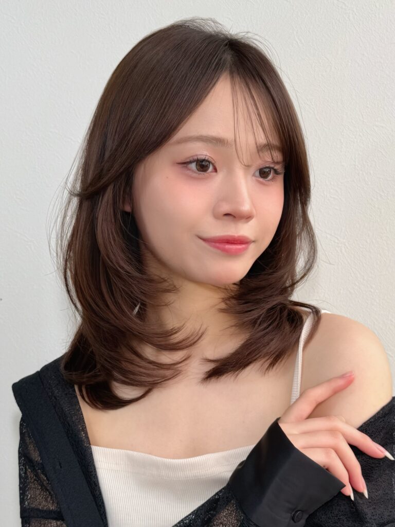 首元でキュッと締まるくびれシルエット