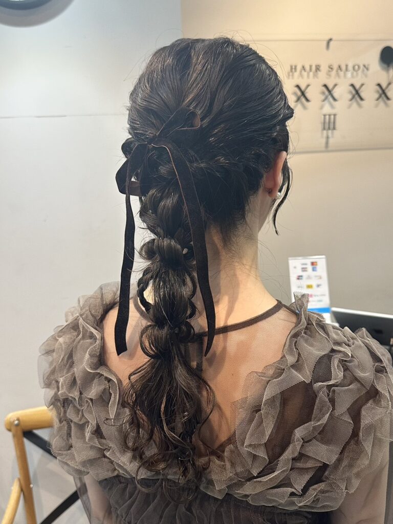 結婚式の参列ヘアで人気の編みおろしスタイル