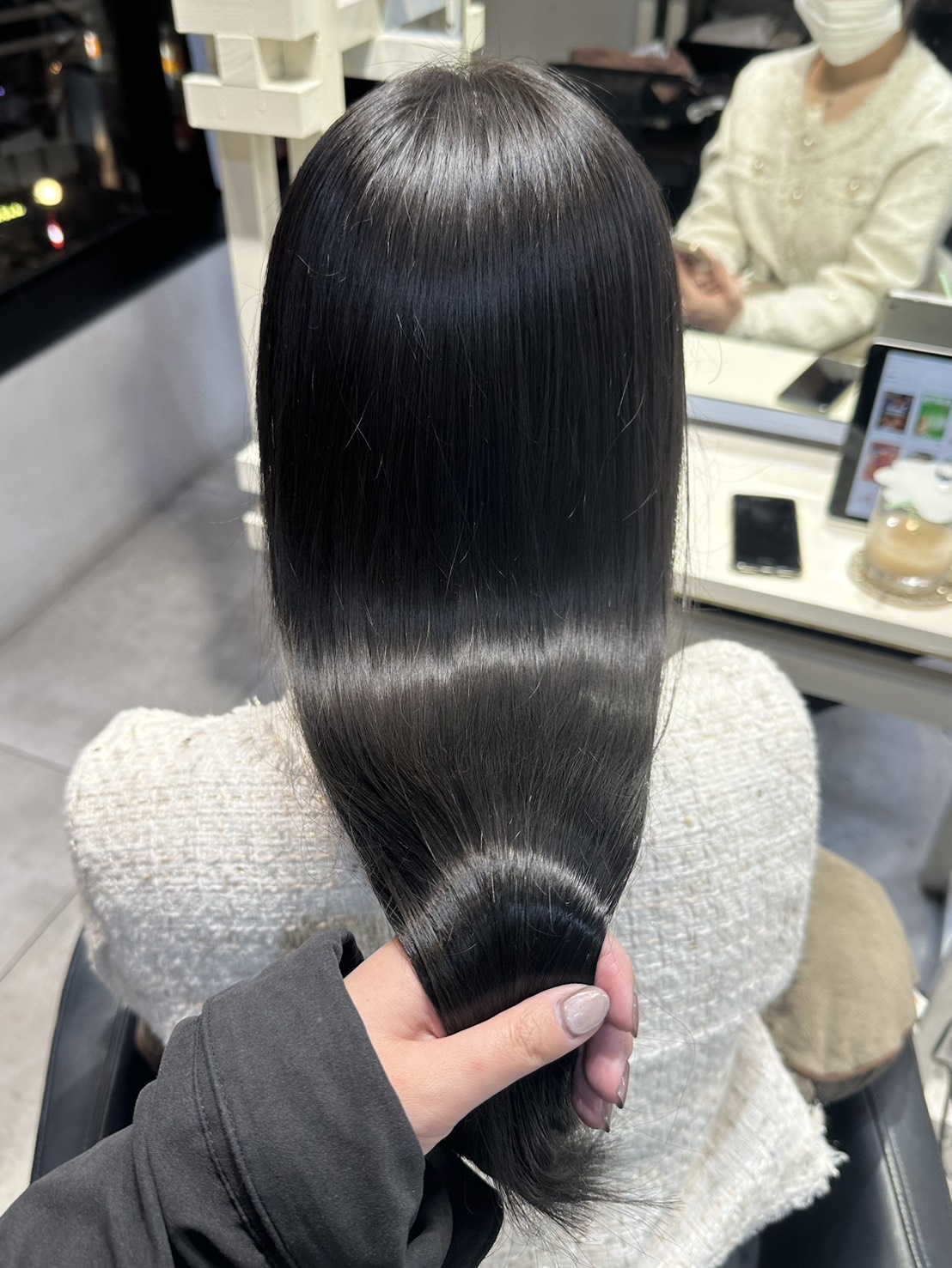 アッシュグレージュ系の暗めカラーです！