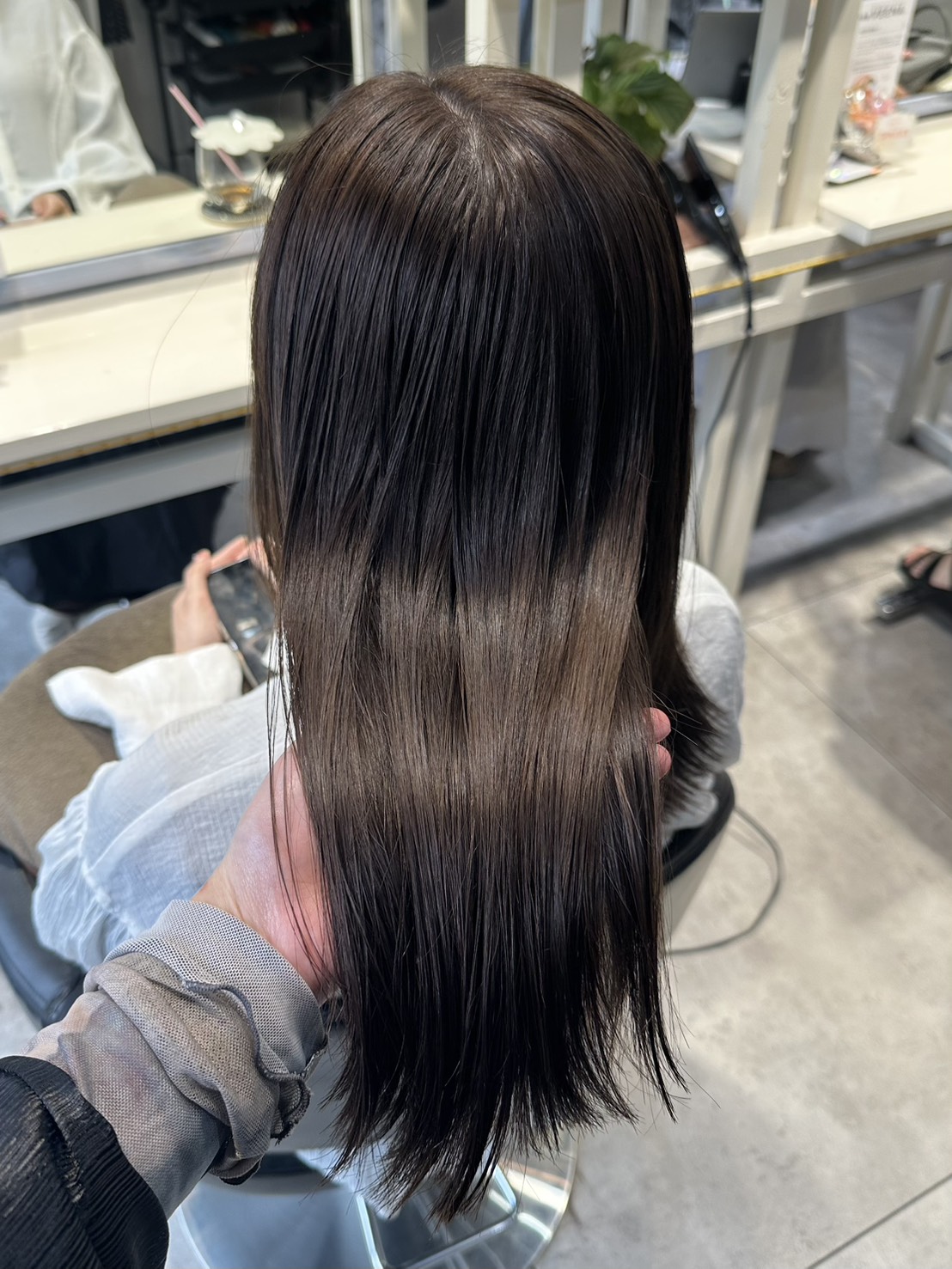 透明感のあるグレージュカラー