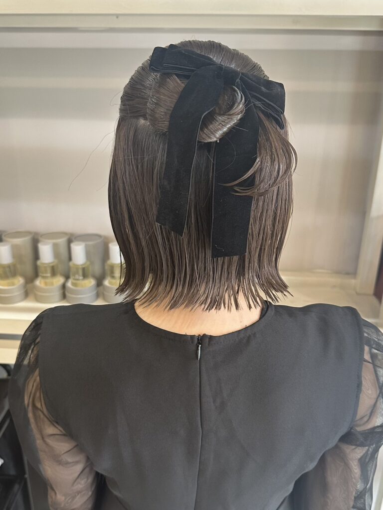 タイトなシルエットのハーフアップスタイル