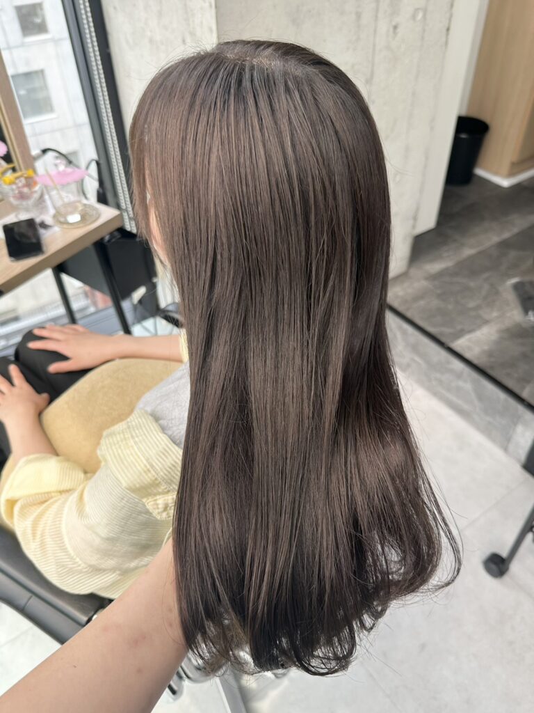 透明感のあるグレージュカラー