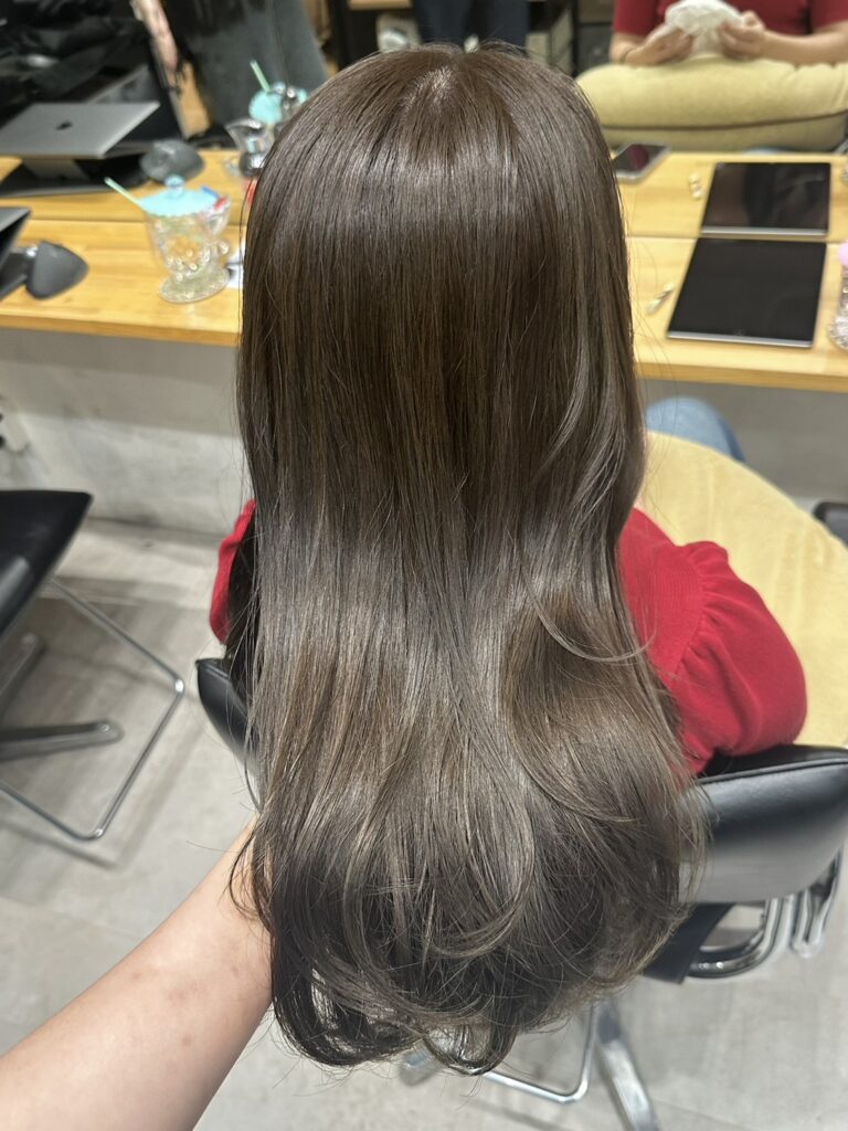赤みを抑えたオリーブベージュカラー