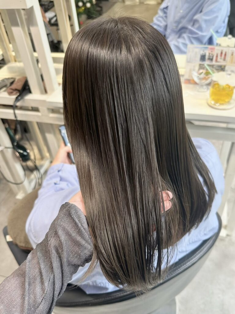 ツヤ感たっぷりグレージュカラー