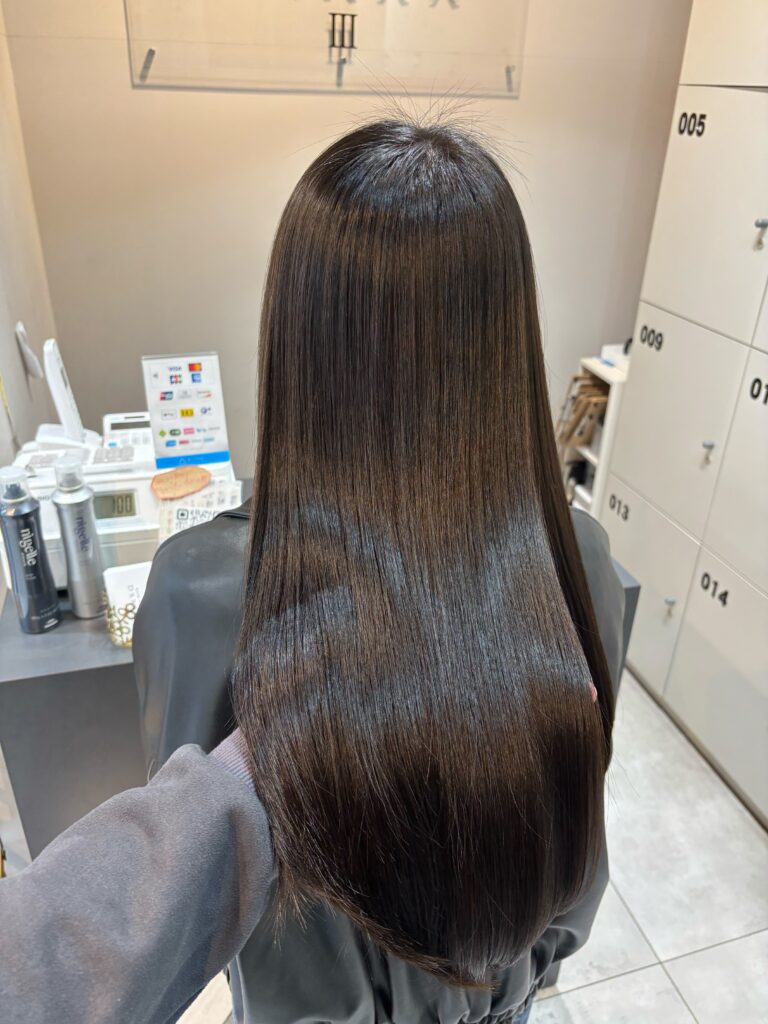 自然で柔らかく仕上げる縮毛矯正