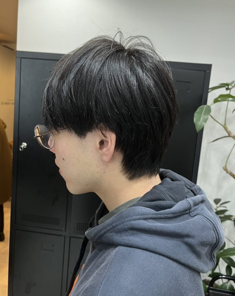 襟足長めのマッシュスタイル