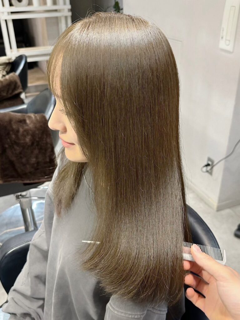 オリーブベージュ