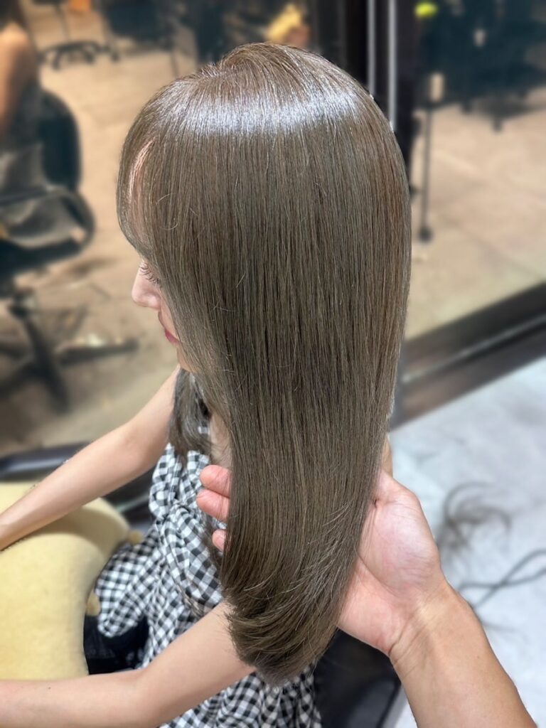 オリーブベージュ