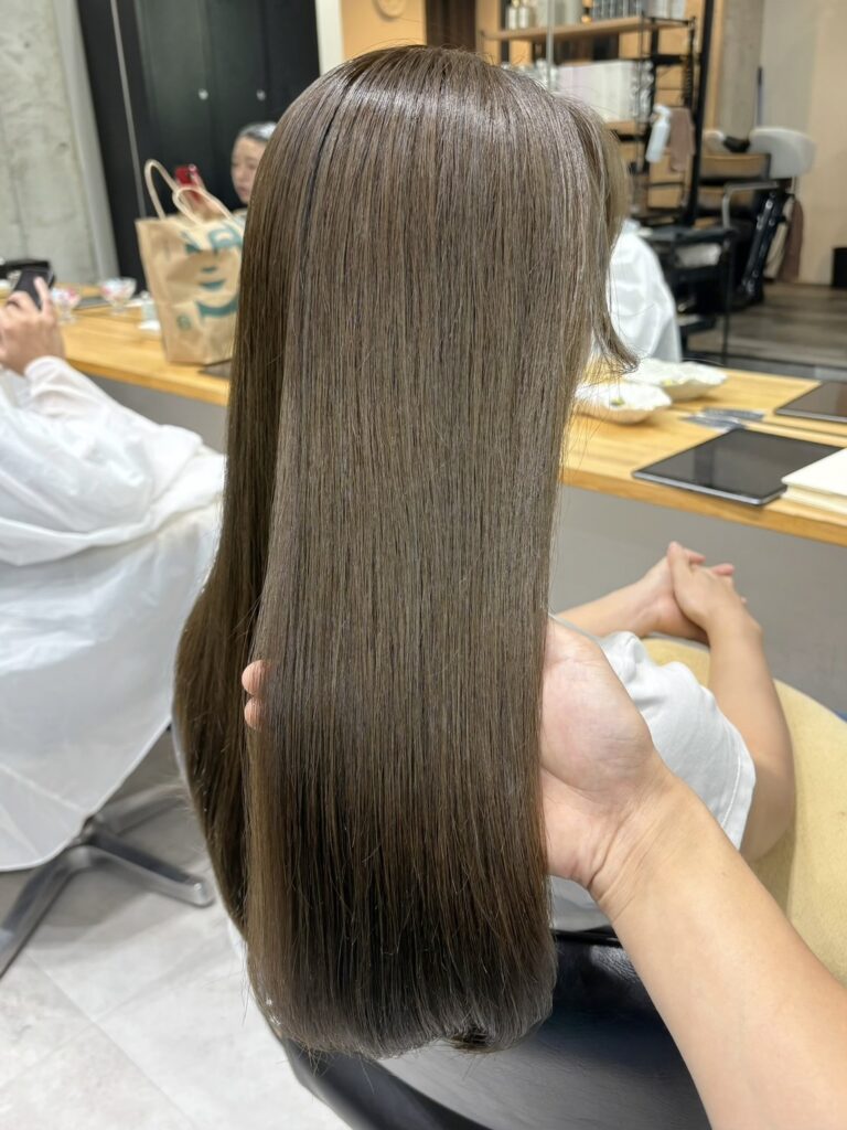 オリーブベージュ