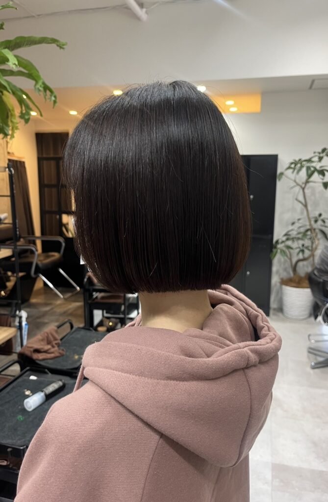 切りっぱなしのパツっとボブです