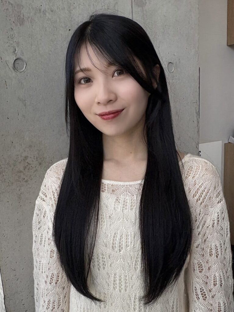ストレートでも決まる艶髪スタイル!
