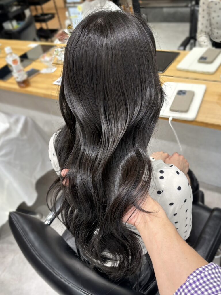 暗くても透明感感じるグレージュカラー!