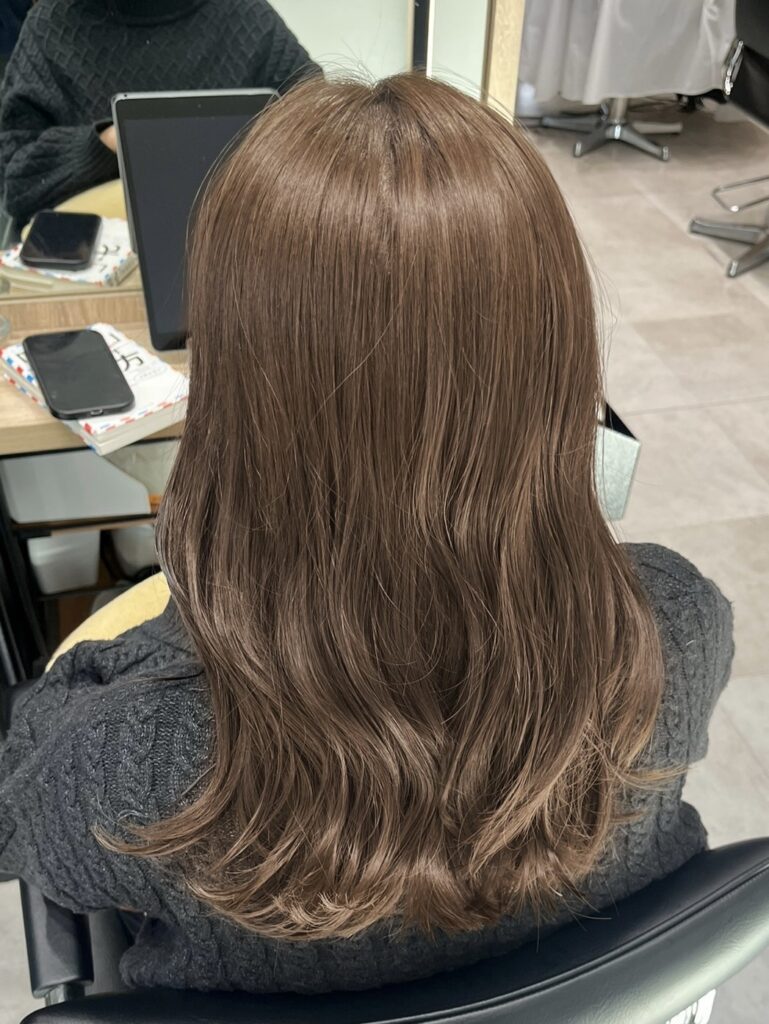 オリーブベージュ