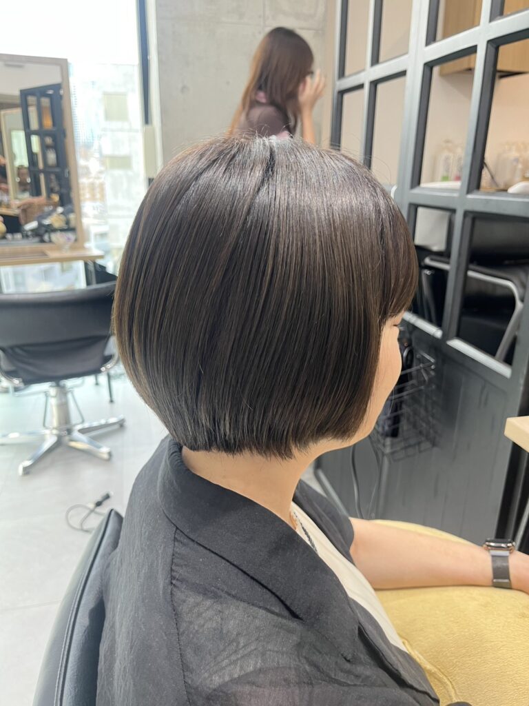 首元にフィットするシルエット