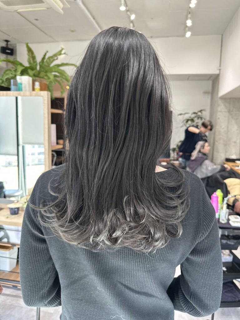 暗め透明感グレージュ