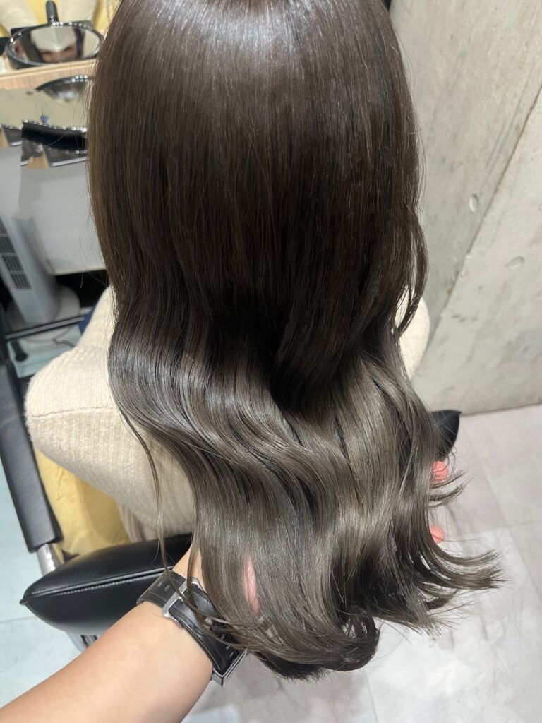 ツヤ感オリーブグレージュ